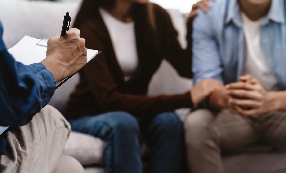 Casal em sessão de terapia conversando com psicólogo